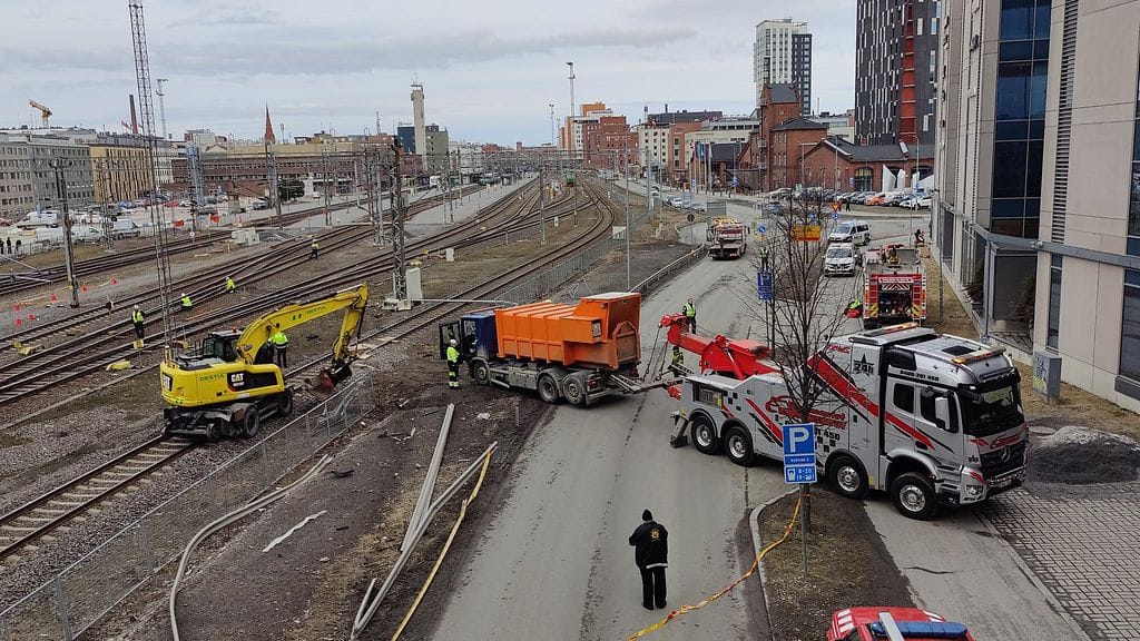 Kuorma-autoa siirretään pois junaraiteilta Tampereella 20.3.2025.