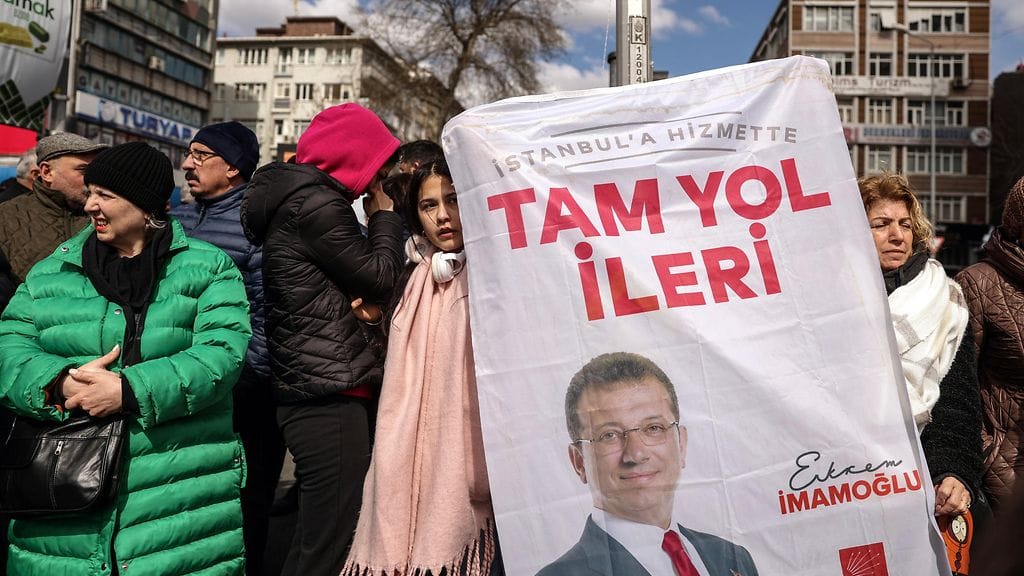 Poliittisena pidettyä kiinniottoa ovat seuranneet suuret mielenosoitukset.