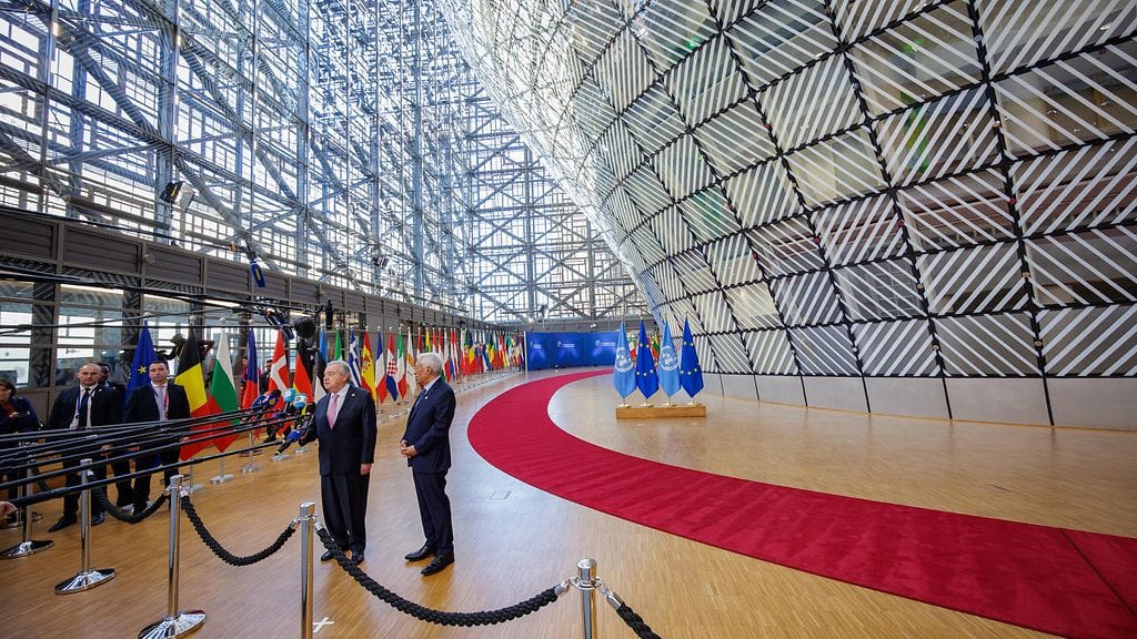 YK:n pääsihteeri Antonio Guterres (vas.) ja EU:n neuvoston puheenjohtaja Antonio Costa puhuvat tiedotusvälineille Eurooppa-neuvoston huippukokouksessa Brysselissä 20. maaliskuuta 2025.