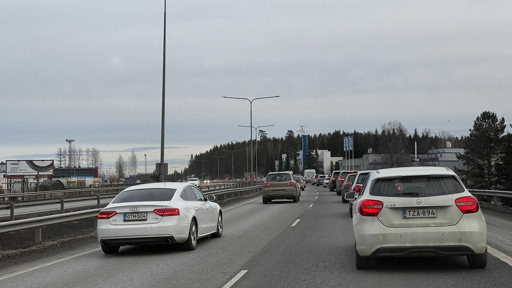 Moottoritie oli iltapäivällä tukossa Lempäälässä ketjukolarin takia. Mukana onnettomuudessa oli myös linja-auto.