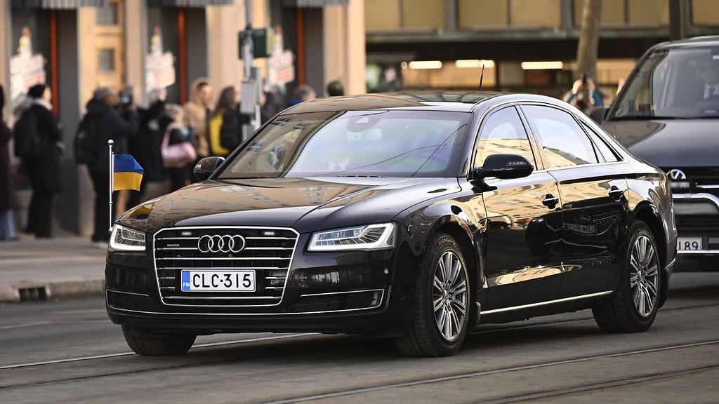 Ukrainan presidentin Volodymyr Zelenskyin auto Helsingissä. Kuvan auto ei ole sama, jonka tuulilasiin parkkisakko laitettiin.