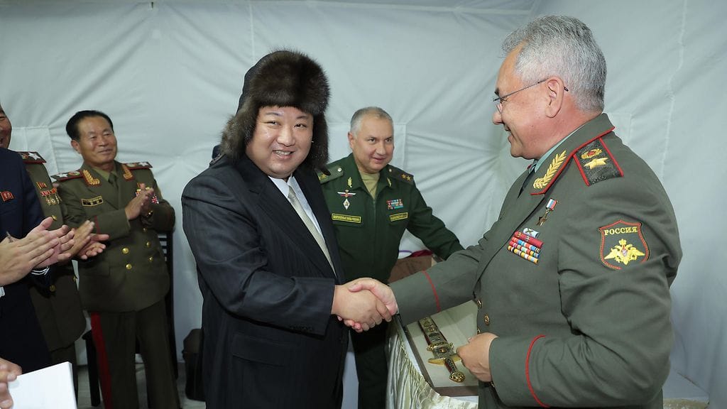 Pohjois-Korean johtaja Kim Jong-un ja Venäjän turvallisuusneuvoston johtaja Sergei Shoigu kuvattuna Venäjällä syyskuussa 2023.