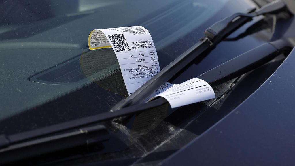 Kuvituskuvan auto tai parkkisakko ei liity tilanteeseen.