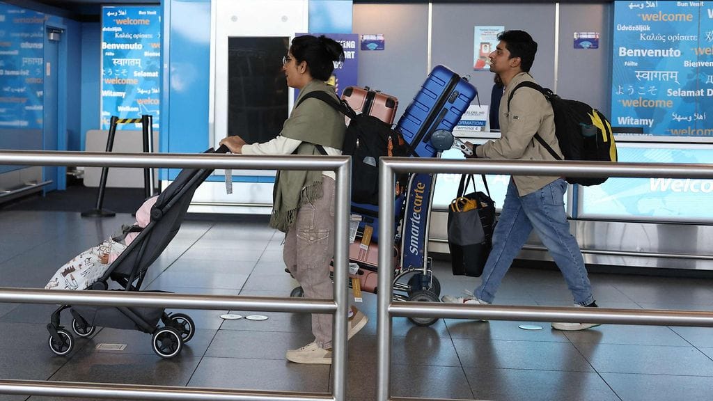 Esta on Yhdysvaltojen sähköinen matkustuslupajärjestelmä. Kuvassa matkustajia JFK:n lentokentällä New Yorkissa marraskuussa 2024.