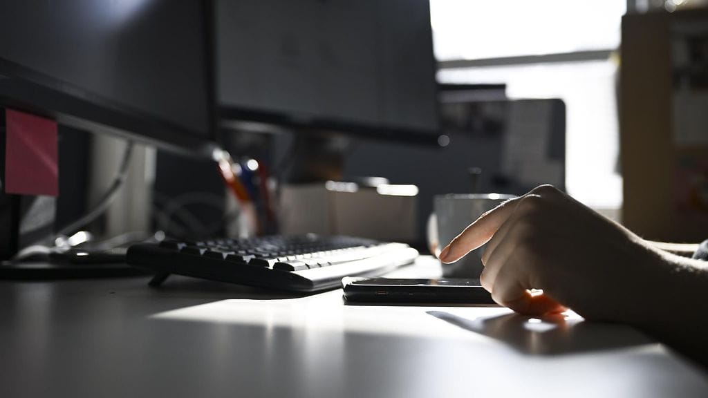 Kiireelliset kehotukset sekä uhkaukset, kirjoitus- ja kielioppivirheet, linkit epäilyttäville sivustoille ovat kaikki merkkejä tietojen kalasteluyrityksestä.