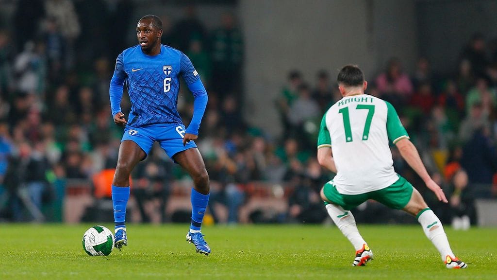 Glen Kamara (kuvan numero 6) ei mahtunut Huuhkajien avaukseen MM-karsinta-avauksessa Maltaa vastaan.