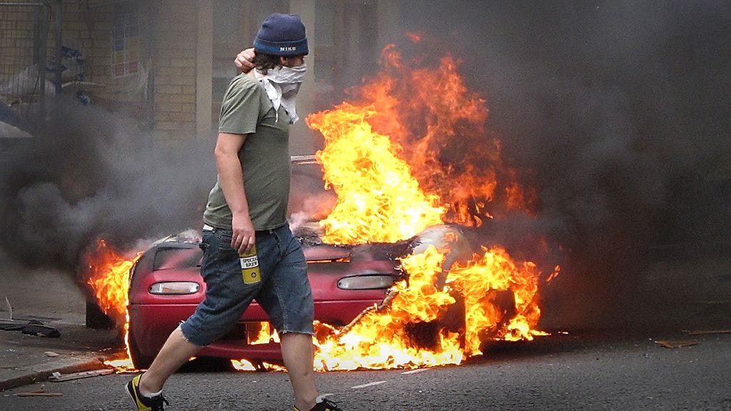 Pohjois-Lontoon kaduilla on poltettu autoja ja murtauduttu liikkeisiin.