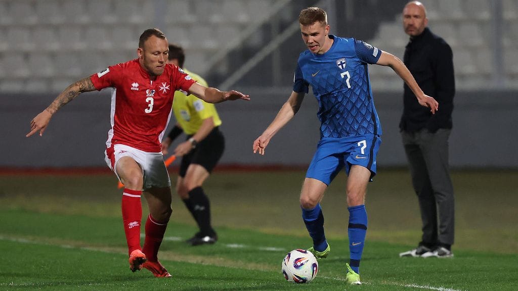 Oliver Antman (oikealla) vastasi Suomen avausmaalista Maltaa vastaan.