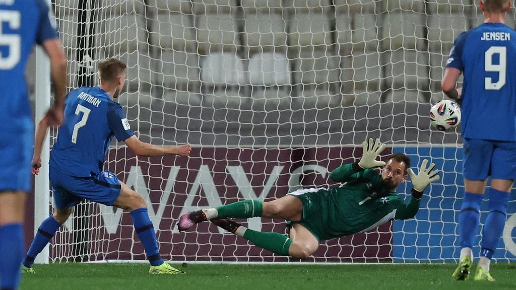 Oliver Antman (kuvan numero 7) laukoi Huuhkajien ainoan maalin MM-karsinta-avauksessa Maltaa vastaan.