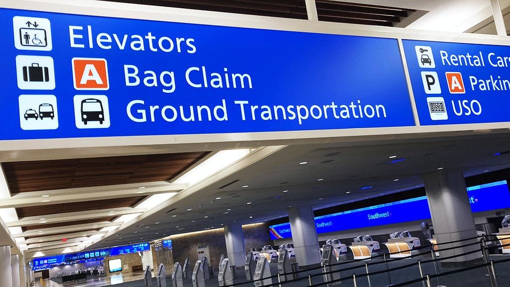 Kuvituskuva Orlandon lentokentältä. Naisen epäillään tappaneen koiransa ilmoittautumisaulan viereisissä wc-tiloissa.