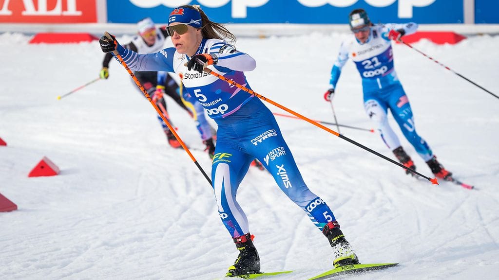 Jasmi Joensuu hiihtää Suomen ykkösjoukkueessa Jasmin Kähärän kanssa.