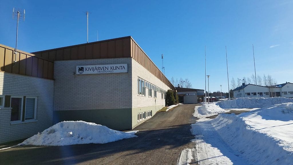 Kivijärven kadoksissa ollut kunnanjohtaja Pekka Helppikangas tavoitettiin Rovaniemellä, kertoo Helsingin Sanomat. Kuvituskuvaa kunnantalosta.