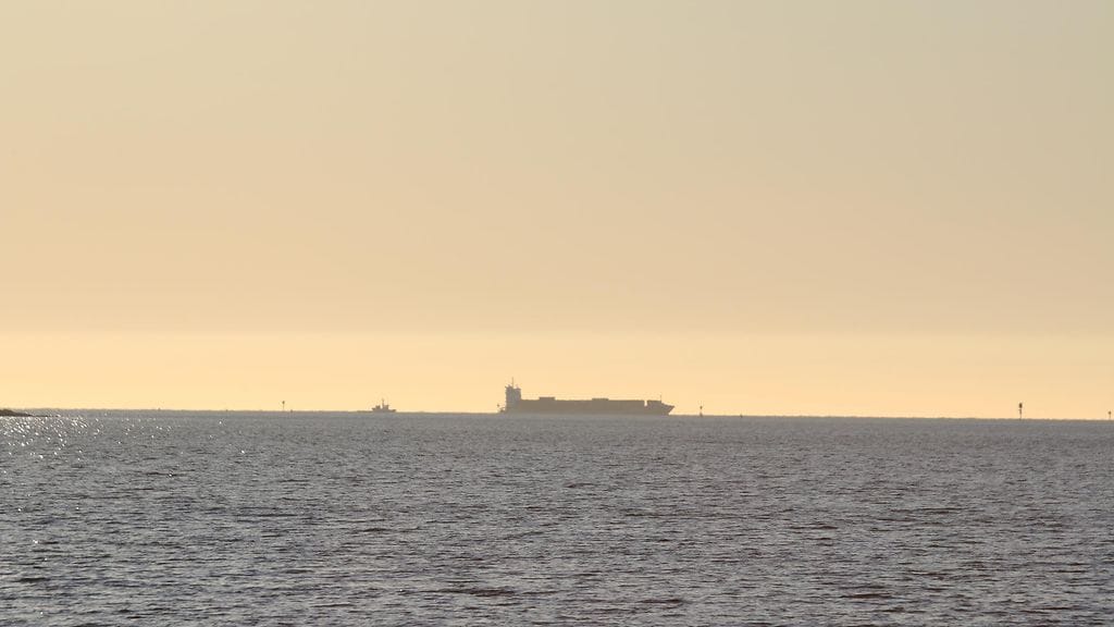 Koneviean saanut konttialus ajautui sivuun kapealta Rauman sisäänmenoväylältä ja otti pohjakosketuksen. Kuvan laivasta otti Onni Nissinen.