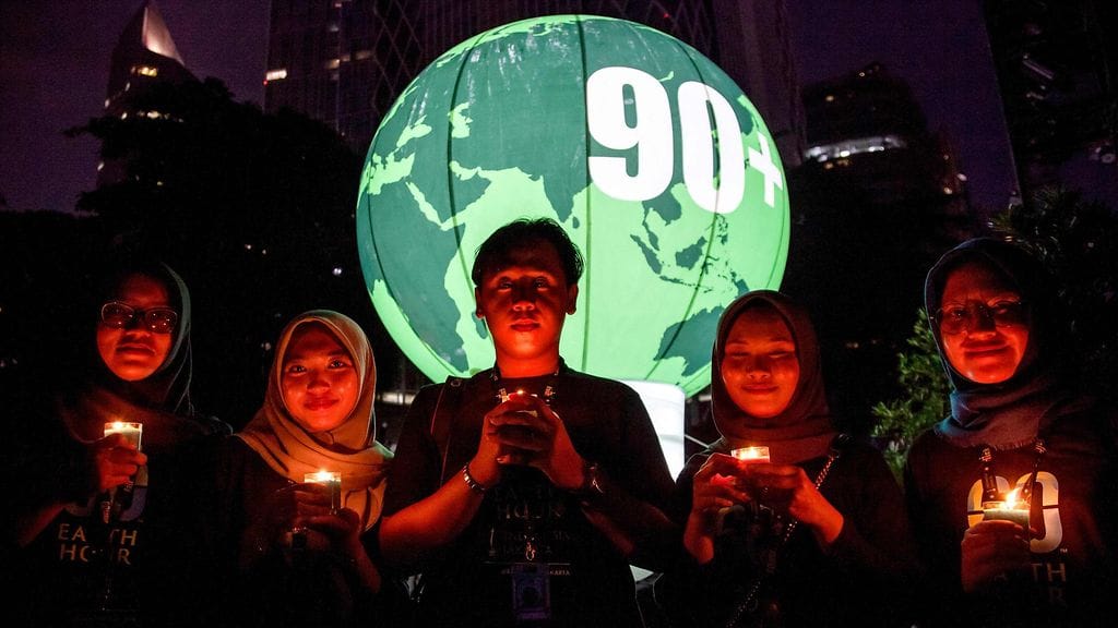 Aktivistit pitivät kädessä kynttilöitä Earth Hour -ympäristökampanjan tapahtumassa Jakartassa. Taahtuman teemana oli ”Give an Hour for Earth”.