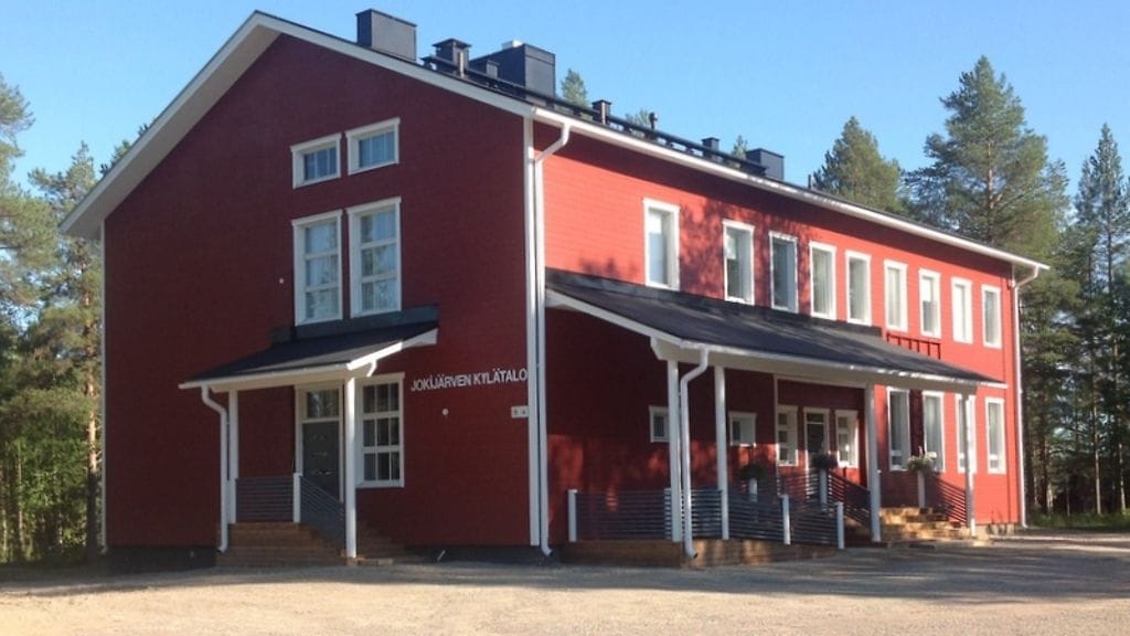 Avustajan mukaan epäilty on hakenut aseen kotoaan sen jälkeen kun oli ensin käynyt ilmottautumassa kokoukseen. Kuvassa kylätalo, jossa rikos tapahtui.