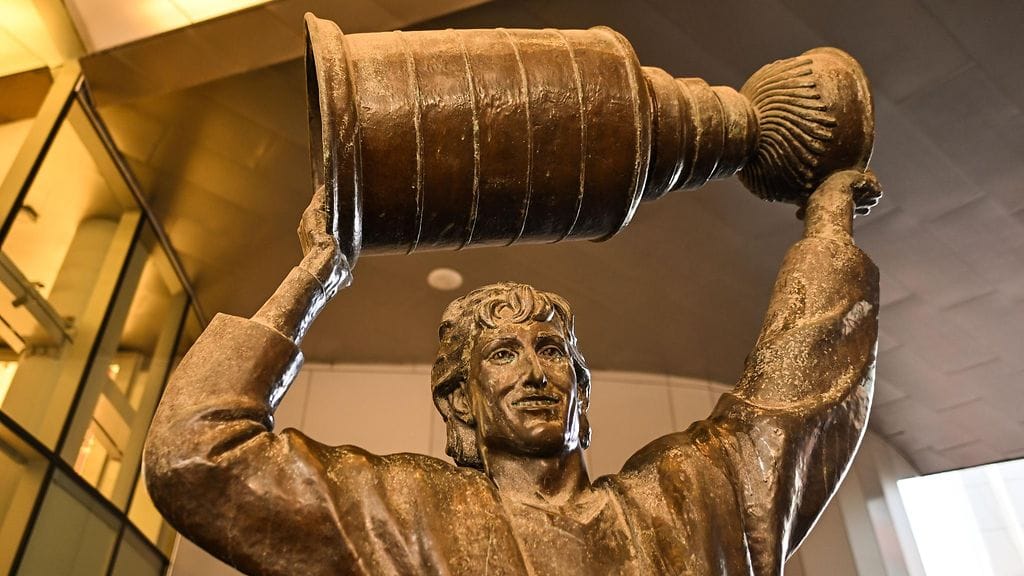 Wayne Gretzkyn patsaan kasvot olivat saanut ulostekuorrutuksen.