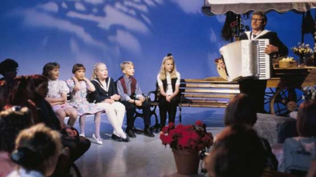 Tenavatähdet odottavat vuoroaan studiossa.