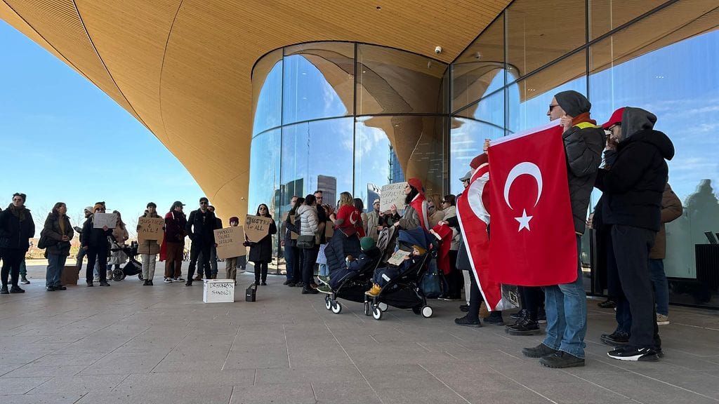 Turkin mielenosoitukset levisivät Helsinkiin 1