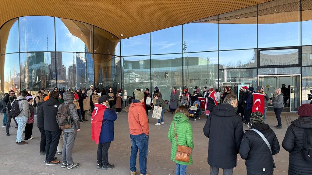 Turkin mielenosoitukset levisivät Helsinkiin 3