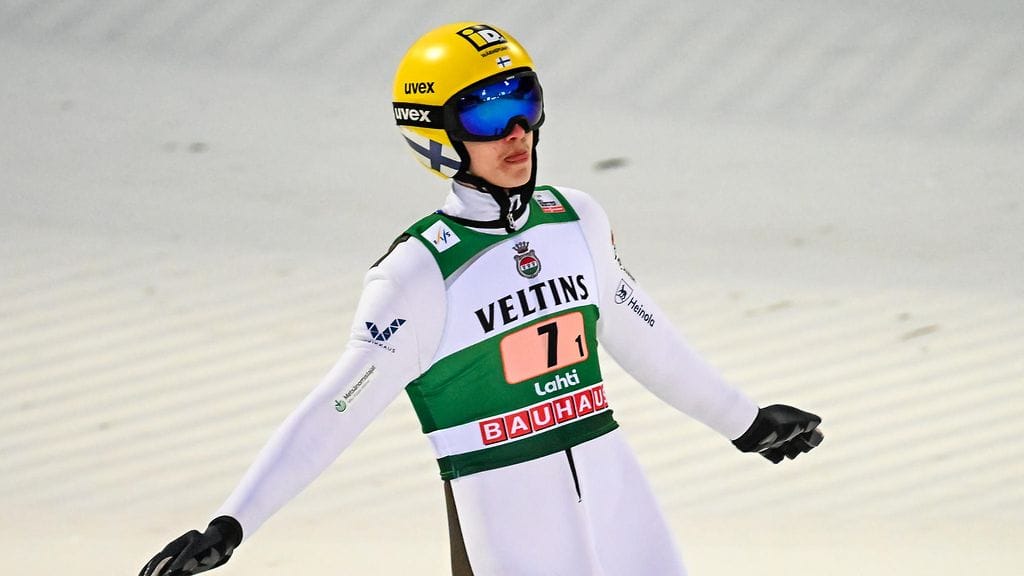 Kasperi Valto (kuvassa) ja Antti Aalto hyppäsivät superjoukkuekisassa kuudenneksi. Se on Suomen paras sijoitus melko tuoreessa kilpailumuodossa.