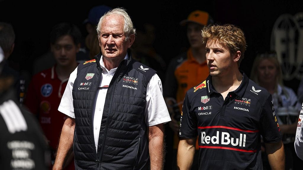 Red Bullin neuvonantaja Helmut Marko (vas.) kertoi tallin pitävän ylimääräisen kokouksen tällä viikolla.