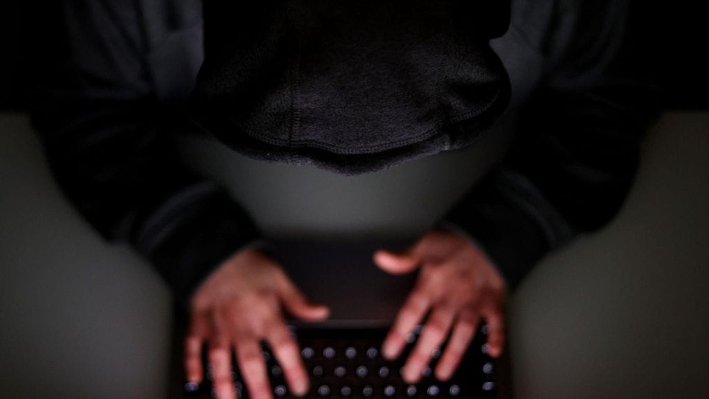 Rahaliikenne voi paljastaa verkossa tapahtuvan lapsen seksuaalisen hyväksikäytön.