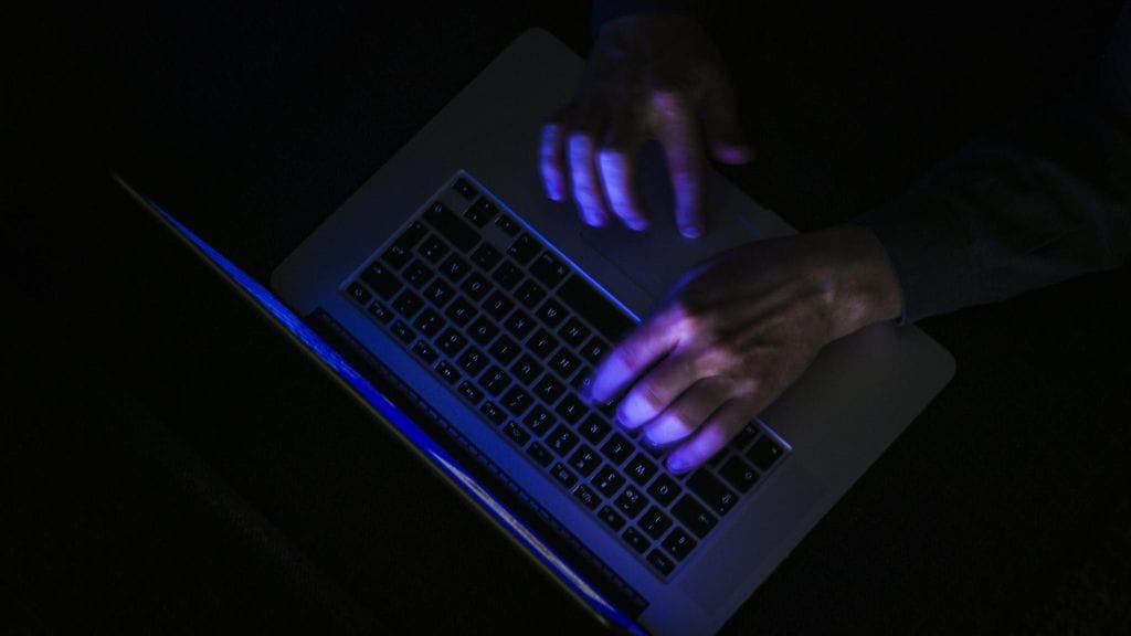 Kuvituskuva. Tietokoneelle tai älypuhelimelle asennetun haittaohjelman avulla rikolliset voivat saada täyden pääsyn käyttäjän laitteelle ja tämän henkilökohtaisiin tietoihin.