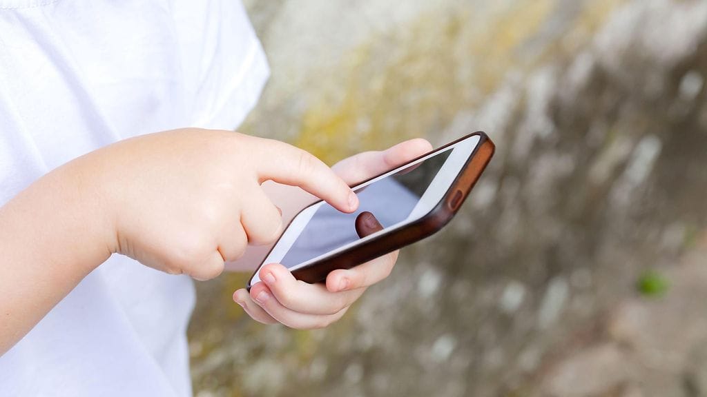 2403 AOP LAPSI ÄLYPUHELIN