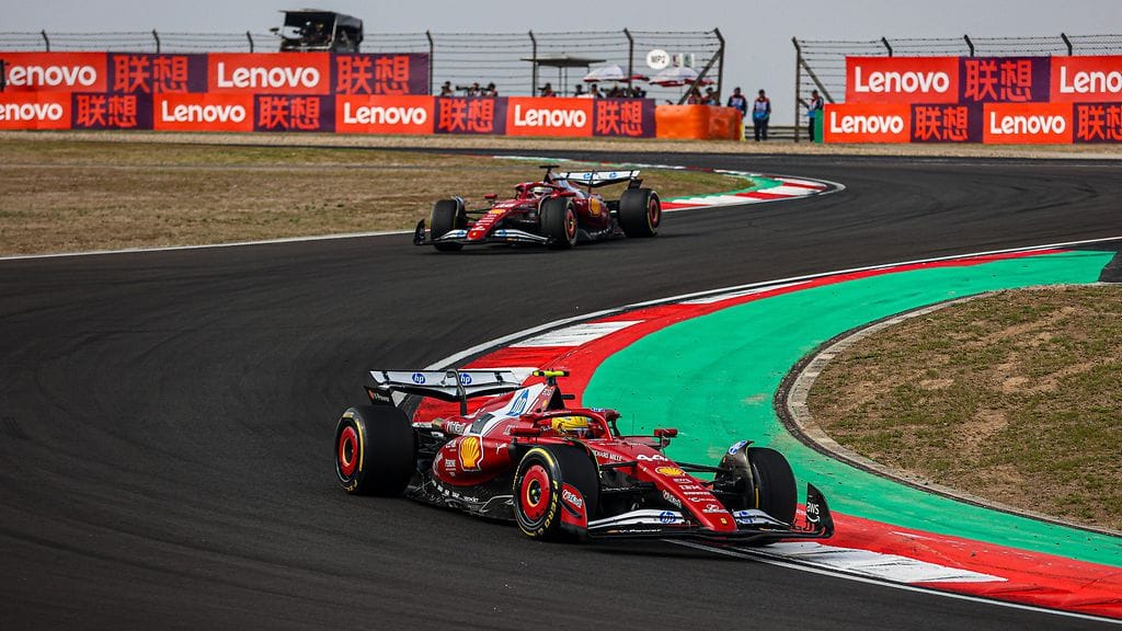 Ferrarin kuskit Lewis Hamilton (etualalla) ja Charles Leclerc (takana).