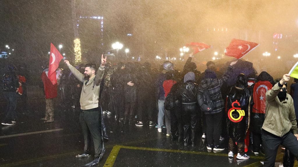 Mielenosoituksissa on vastustettu Istanbulin pormestarin Ekrem Imamoglun kiinniottoa.