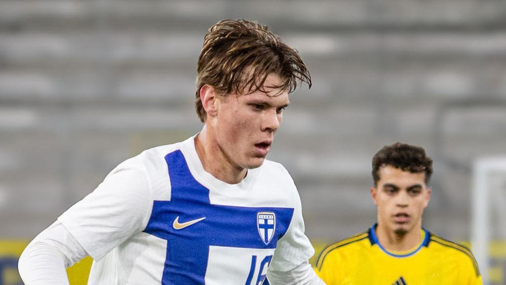 Niklas Pyyhtiä viimeisteli Pikkuhuuhkajien voittomaalin.