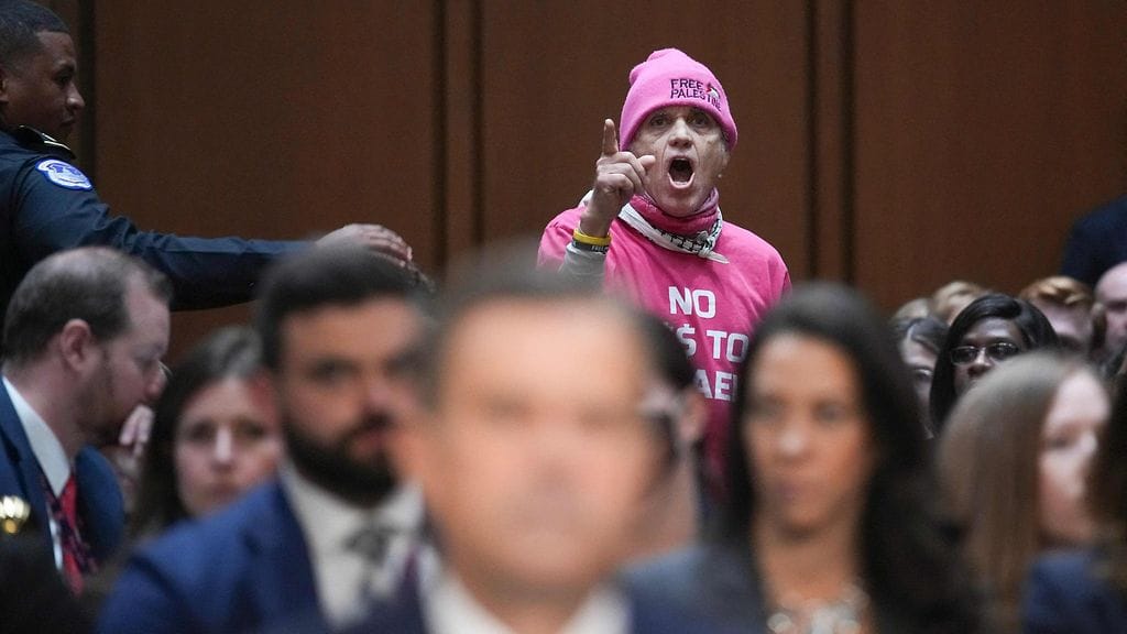 LK 25.3.2025 Mielenosoittaja keskeytti keskustiedustelupalvelun johtajan John Ratcliffen todistuksen senaatin tiedustelukomitean kuulemistilaisuudessa.