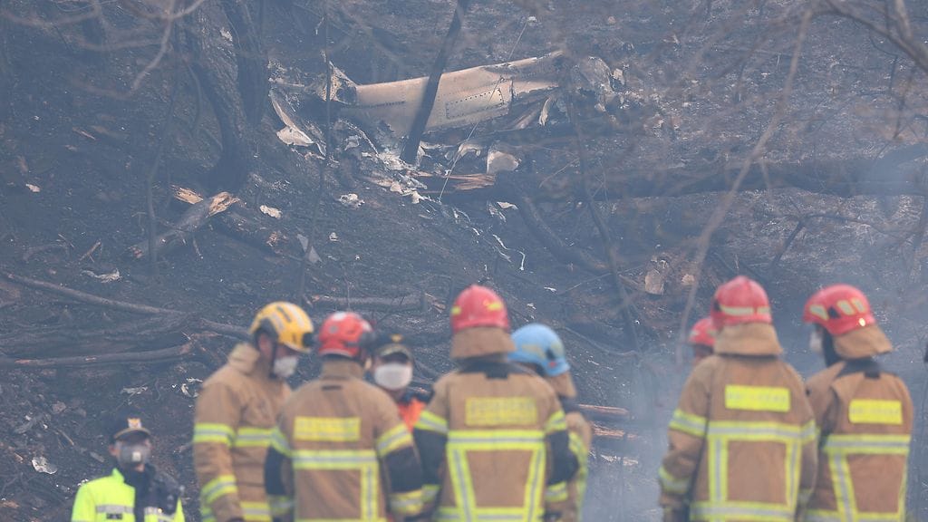 Pelastushenkilöstö työskentelee vuorelle kesken sammutustöiden pudonneen sammutushelikopterin onnettomuuspaikalla Uiseongissa, Pohjois-Gyeongsangin maakunnassa, Etelä-Korean kaakkoisosassa.