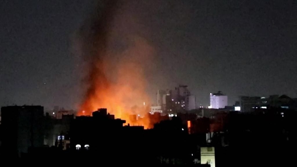 AFPTV:n kuvamateriaalista näkyy rakennusten yläpuolelle nousevia savupilviä Jemenin huthien hallitseman pääkaupungin Sanaan pommitusten jälkeen 19. maaliskuuta 2025.