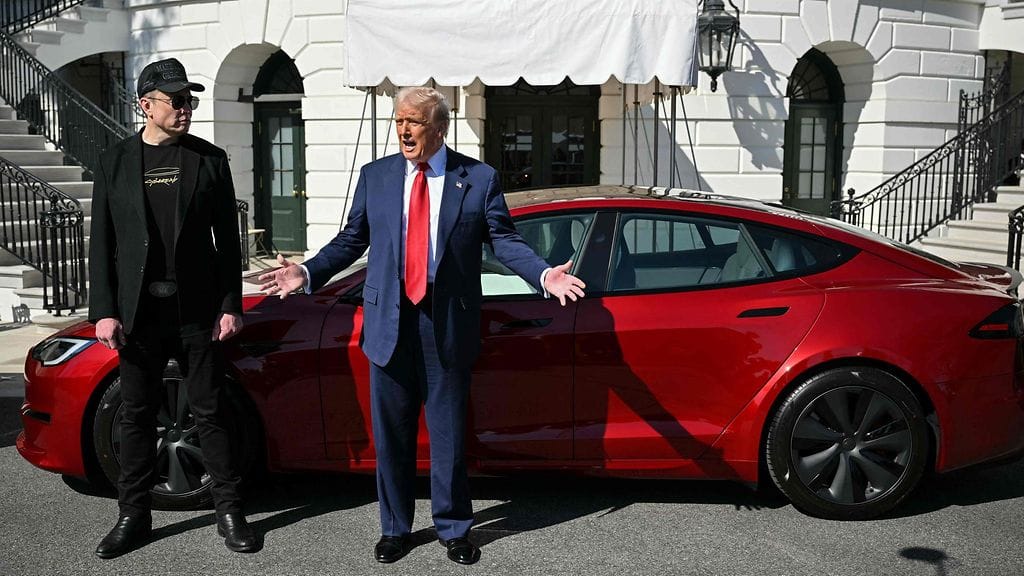 Teslan johtaja Elon Musk, Yhdysvaltojen presidentti Donald Trump ja Tesla-auto 21. maaliskuuta Valkoisen talon edustalla.
