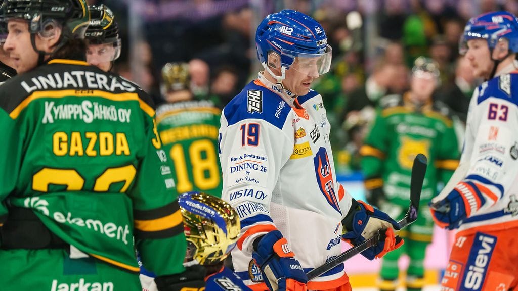 Veli-Matti Savinaiselle ja Tapparalle jäi mietittävää Ilves-sarjan avausottelusta.