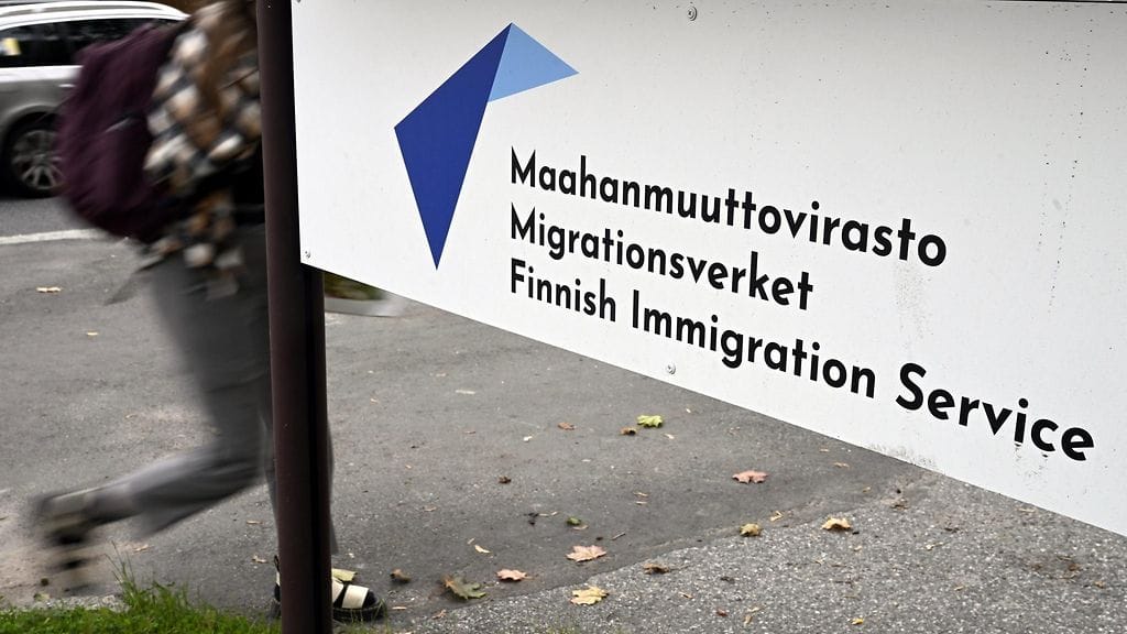 Maahanmuuttoviraston mukaan Suomessa jätettiin viime vuonna 45 prosenttia vähemmän turvapaikkahakemuksia kuin sitä edellisenä vuonna.