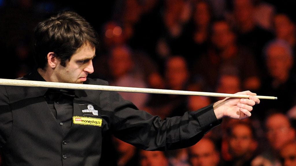 Ronnie O'Sullivan tutkaili uutta keppiään Mastersissa vuonna 2009.