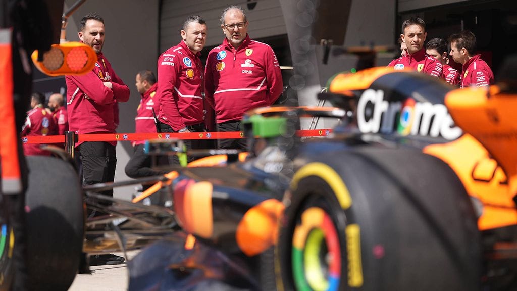 McLarenin auto kiinnosti Ferrarin väkeä  Melbournen kisavarikolla.