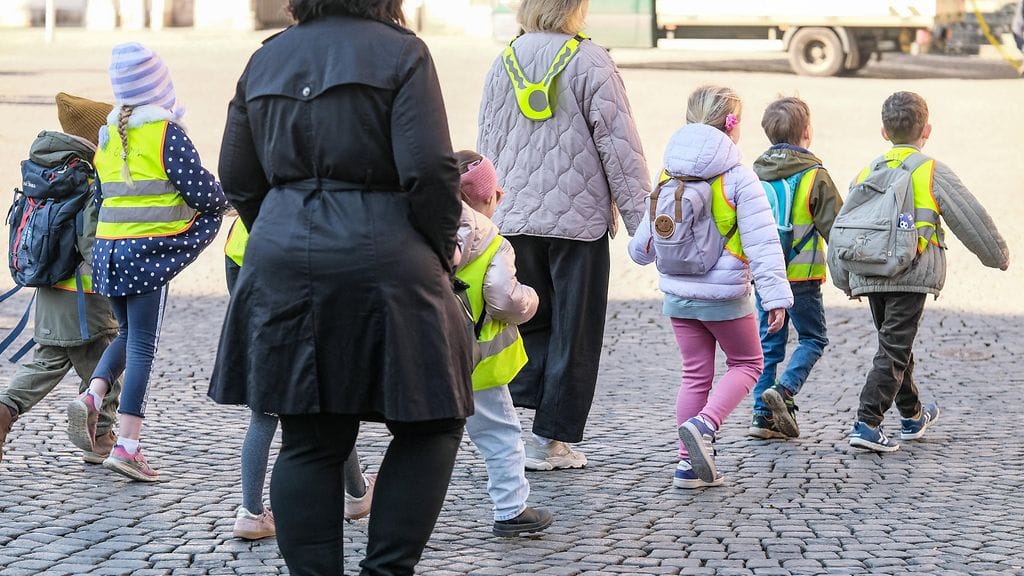 Työntekijä kuvailee päiväkodin arjen muuttuneen selkeästi hänen ollessaan töissä päiväkodissa korona-aikana.
