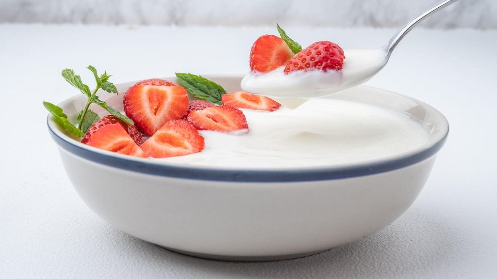 jogurttia ja mansikoita