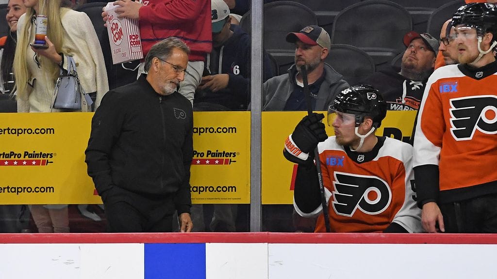 John Tortorella (vasemmalla) jättää Philadelphia Flyersin päävalmentajan paikan.