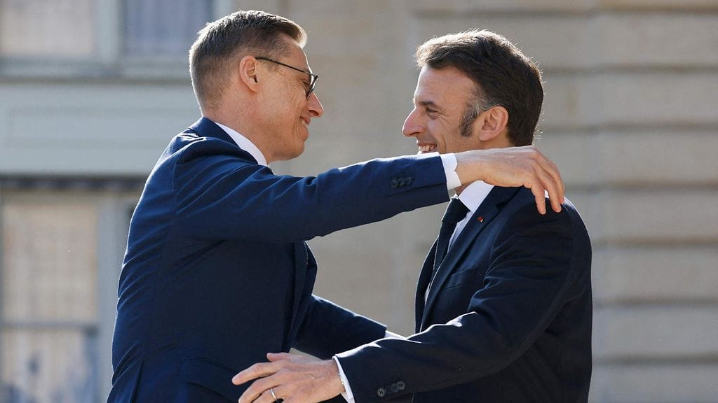 LK 27.3.2025 Ranskan presidentti Emmanuel Macron ja Alexander Stubb halasivat toverillisesti Pariisissa.