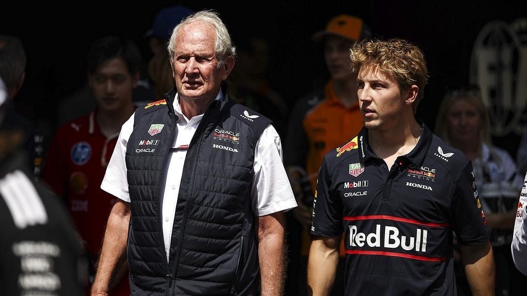 Red Bullin neuvonantaja Helmut Marko (vasemmalla) ja Racing Bullsille palautettu Liam Lawson (oikealla).