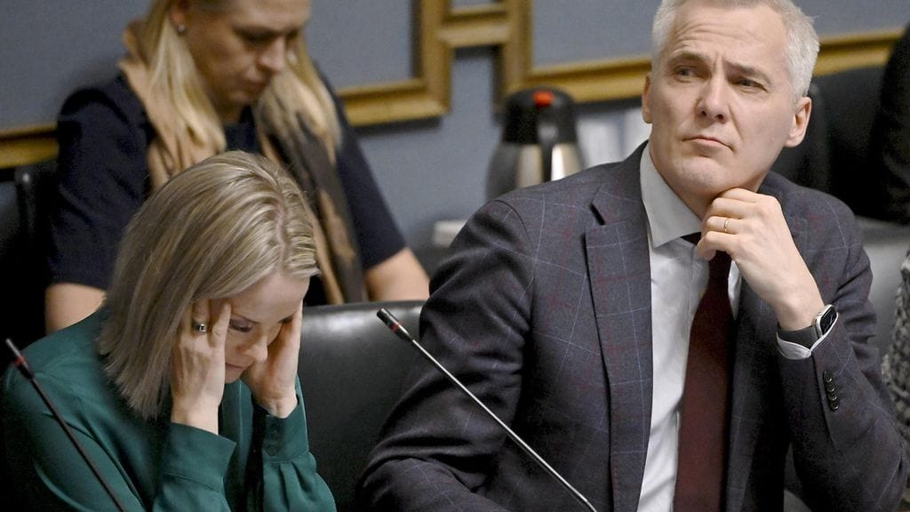 Valtiovarainministeri Riikka Purra ja opetusministeri Anders Adlercreutz kyselytunnilla.