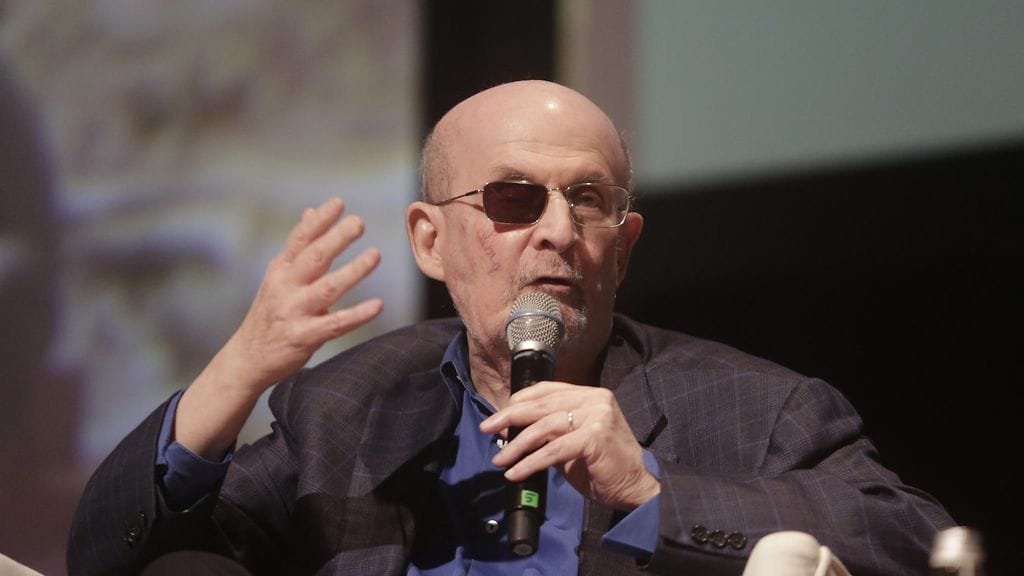 Salman Rushdie sai hyökkäyksessä viiltohaavoja muun muassa niskaansa, vatsaansa ja rintaansa ja menetti lopulta näön toisesta silmästään.