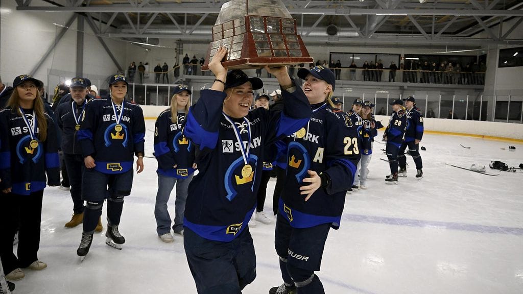 Ada Eronen juhlii Suomen mestaruutta.