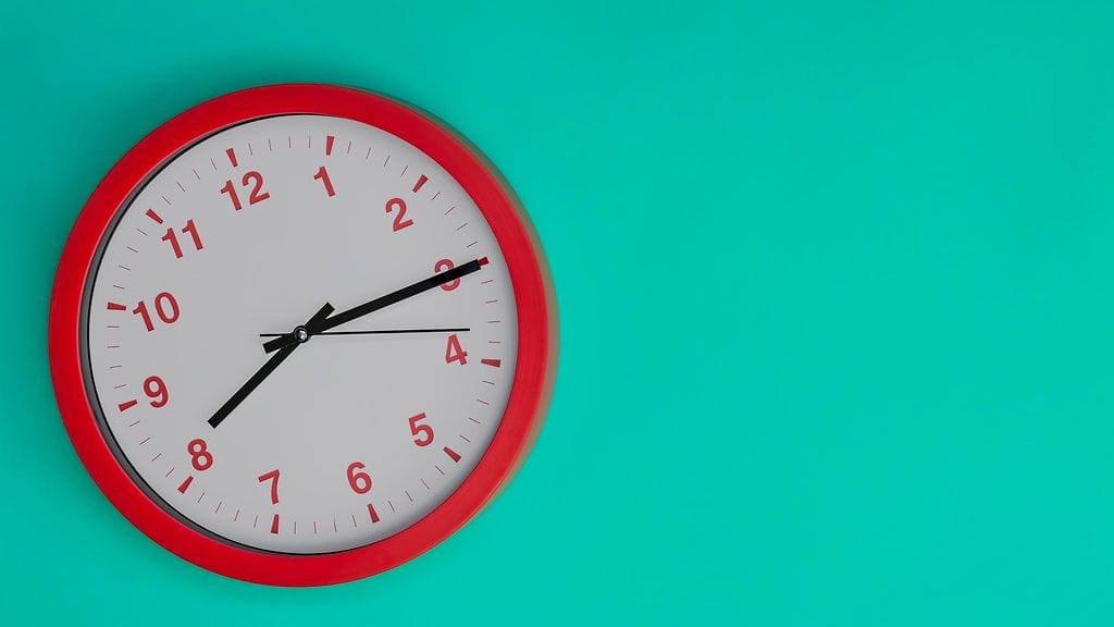 Onko kesä lähempänä menneisyydessä vai tulevaisuudessa? Kelloja siirretään aina kesään päin.