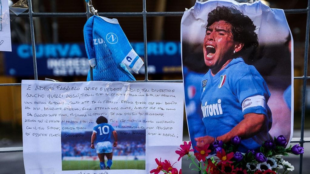 Diego Maradonan kuolema kosketti vuosikymmenen vaihteessa laajasti ympäri maailman.