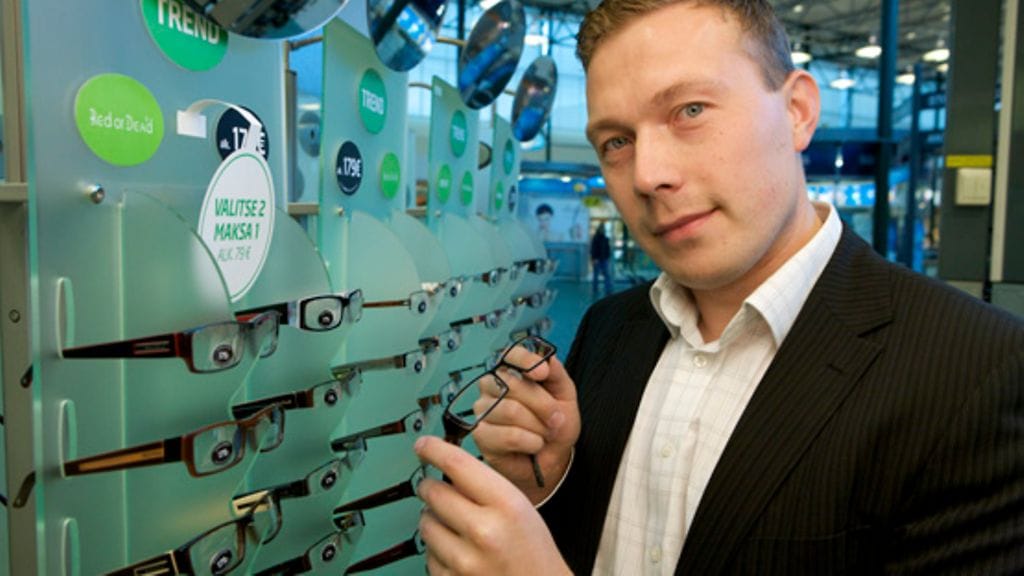 Erkki Tala suosittelee näöntarkastusta kahden vuoden välein.